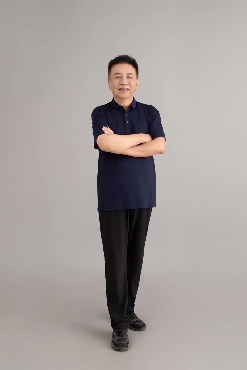 马明广老师摄影棚全身形象照 · 宁夏视界无限科技创始人